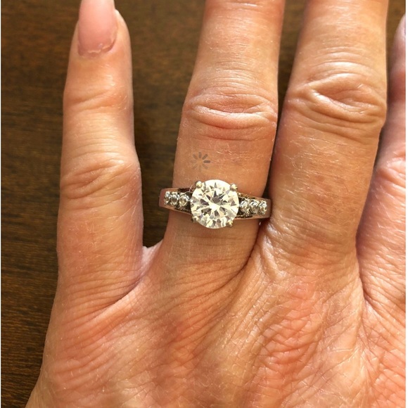 - Sterling silver CZ Ring - Picture 2 of 6